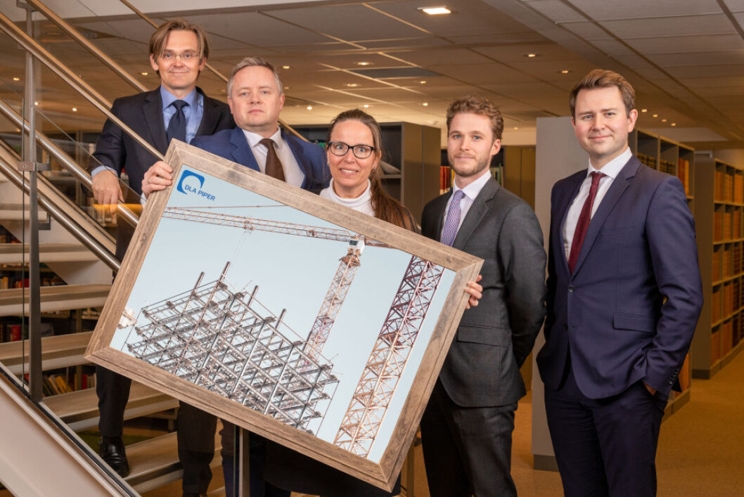 GÅR FOR SAMARBEID: F.v. partnerne Anders Bergene, Line Ravlo-Losvik og Thomas Håkonsen, advokatfullmektig Teddy Grey og senioradvokat Thorstein Vale Opdal (stand-in for Ole Christian Muggerud som ikke var tilstede da bildet ble tatt), alle DLA Piper. GÅR FOR SAMARBEID: F.v. partnerne Anders Bergene, Line Ravlo-Losvik og Thomas Håkonsen, advokatfullmektig Teddy Grey og senioradvokat Thorstein Vale Opdal (stand-in for Ole Christian Muggerud som ikke var tilstede da bildet ble tatt), alle DLA Piper.