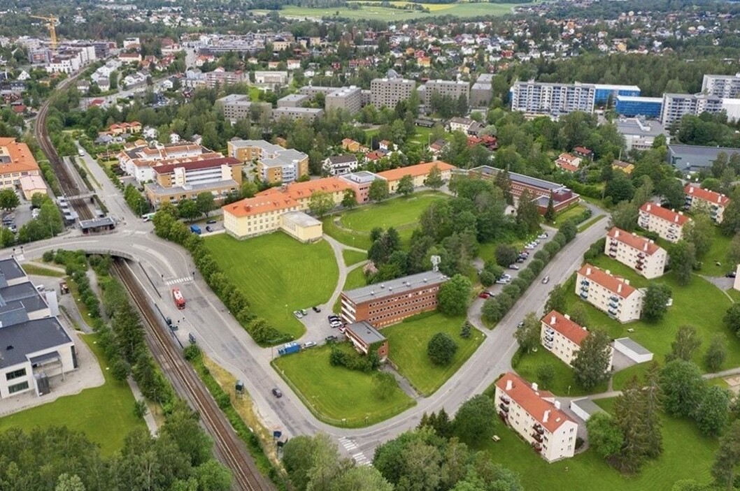 SOLGT: Store deler av tomta midt på bildet, inkludert det gamle internatet, er solgt for 305 millioner kroner. Foto: Malling SOLGT: Store deler av tomta midt på bildet, inkludert det gamle internatet, er solgt for 305 millioner kroner. Foto: Malling