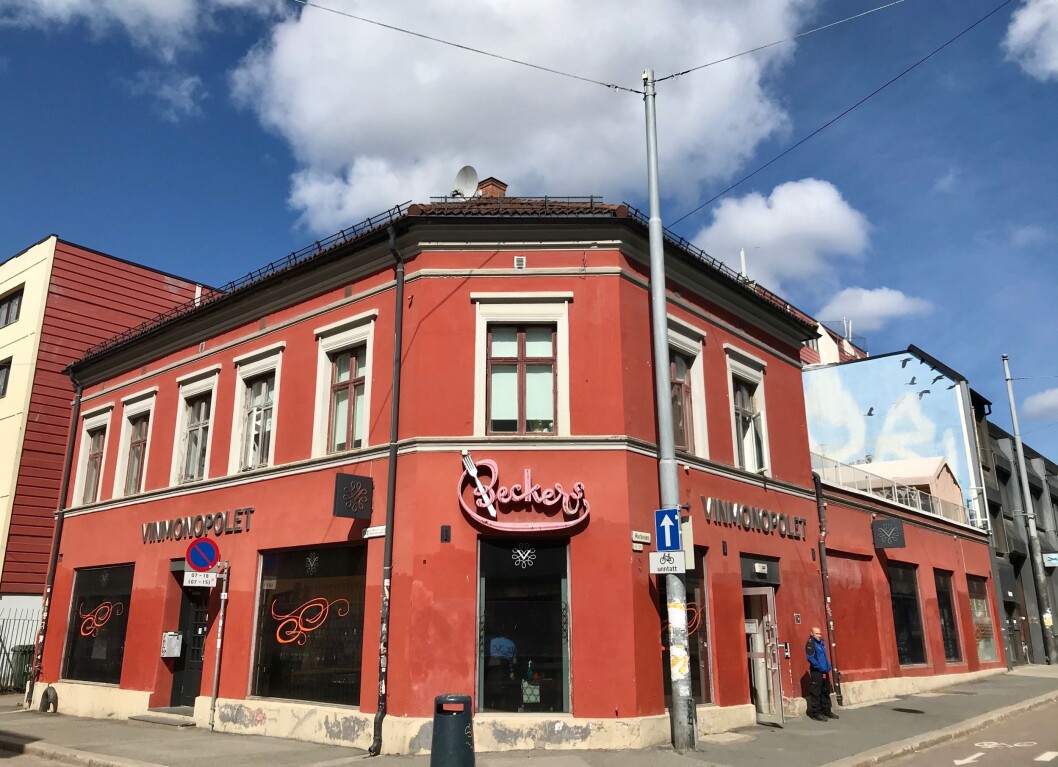 KORT VEI TIL POLET: De som eventuelt flytter inn i de nye boligene, får svært kort vei til Vinmonopolet på gateplan. Foto: Tore Årdal KORT VEI TIL POLET: De som eventuelt flytter inn i de nye boligene, får svært kort vei til Vinmonopolet på gateplan. Foto: Tore Årdal