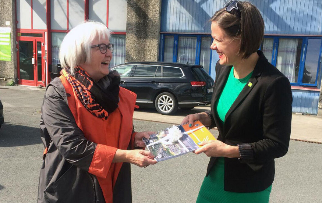 PLAN: Etatsdirektør Ellen de Vibe overrekker «Strategisk plan for Hovinbyen» til byråd for byutvikling Hanna Marcussen. PLAN: Etatsdirektør Ellen de Vibe overrekker «Strategisk plan for Hovinbyen» til byråd for byutvikling Hanna Marcussen.