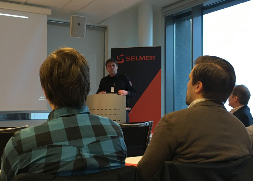 VANSKELIGE Å SLOKKE: - Elbiler brenner ikke oftere enn andre biler. Men når elbiler brenner, så er det en vesentlig større oppgave å slokke brannen, sier Morten Engmann fra Brann- og redningsetaten i Oslo kommune. Under et seminar i regi av advokatfirmaet Selmer redegjorde han for for hvilke tiltak man bør vurdere i parkeringsanlegg. VANSKELIGE Å SLOKKE: - Elbiler brenner ikke oftere enn andre biler. Men når elbiler brenner, så er det en vesentlig større oppgave å slokke brannen, sier Morten Engmann fra Brann- og redningsetaten i Oslo kommune. Under et seminar i regi av advokatfirmaet Selmer redegjorde han for for hvilke tiltak man bør vurdere i parkeringsanlegg.