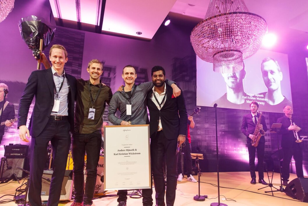 Ung i Næringseiendom Henrik Rudene Taubøll (tv) og Salman Saed (th) overrakte prisen Cityglød til Mesh og Anders Mjåset og Karl Kristian Wickstrøm. (Foto: Kilian Munch) Ung i Næringseiendom Henrik Rudene Taubøll (tv) og Salman Saed (th) overrakte prisen Cityglød til Mesh og Anders Mjåset og Karl Kristian Wickstrøm. (Foto: Kilian Munch)