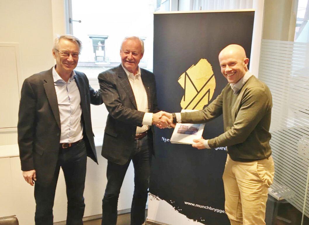 AVTALE: F.v. (for Stor-Oslo Eiendom) styremedlem Wilhelm Bang og styreleder Arild Rygg. Helt til høyre daglig leder Odd-Erik Bunde i BundeBygg. AVTALE: F.v. (for Stor-Oslo Eiendom) styremedlem Wilhelm Bang og styreleder Arild Rygg. Helt til høyre daglig leder Odd-Erik Bunde i BundeBygg.