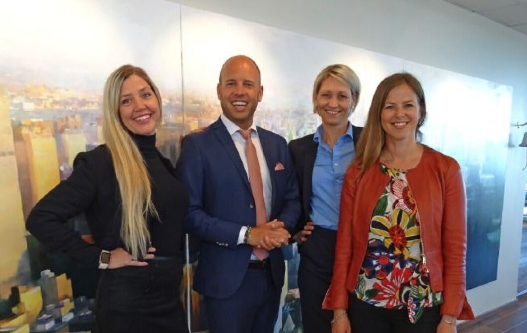 Grunder Emil Eriksrød med R8 Propertys CEO Trine Riis Groven (th), Yvonne Aasbø (ytterst til høyre) og Torunn Stavran Johansen (tv). Grunder Emil Eriksrød med R8 Propertys CEO Trine Riis Groven (th), Yvonne Aasbø (ytterst til høyre) og Torunn Stavran Johansen (tv).