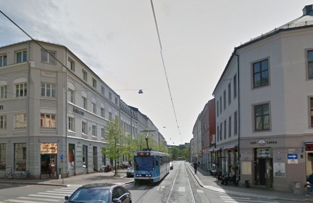 Spabo Eiendom mener en nedleggelse av holdeplassen vil resultere i tapt omsetning for leietakerne. (Foto: Google Street View) Spabo Eiendom mener en nedleggelse av holdeplassen vil resultere i tapt omsetning for leietakerne. (Foto: Google Street View)