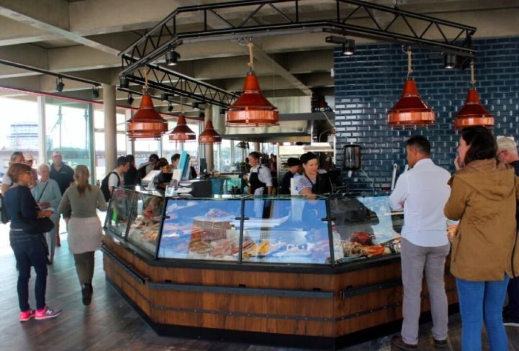 Er dette et fisketorg eller en restaurant med fiskedisk? Er dette et fisketorg eller en restaurant med fiskedisk?
