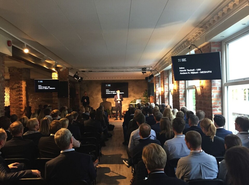 Henrik Botten Taubøll, nestleder i Ung i Næringseiendom, og advokat i BA-HR, leder foreningens første teknologiseminar i samarbeid med MESH.