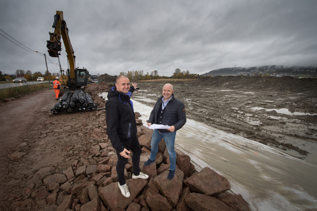 BYGGESTART: Her, på den 13 mål store tomten like ved E18 og den tidligere bomstasjonen i Lier, er byggingen av Kjellstad Næringspark nå i full gang. Utbyggerne Marius Vilhelmshaugen(t.v.) i Holtefjell Eiendom(t.v.) og Hakon Lærum i Kontorhuset kan blant annet tilby leietakerne en helt unik kontorhotell-løsning. Foto: Torbjørn Tandberg BYGGESTART: Her, på den 13 mål store tomten like ved E18 og den tidligere bomstasjonen i Lier, er byggingen av Kjellstad Næringspark nå i full gang. Utbyggerne Marius Vilhelmshaugen(t.v.) i Holtefjell Eiendom(t.v.) og Hakon Lærum i Kontorhuset kan blant annet tilby leietakerne en helt unik kontorhotell-løsning. Foto: Torbjørn Tandberg
