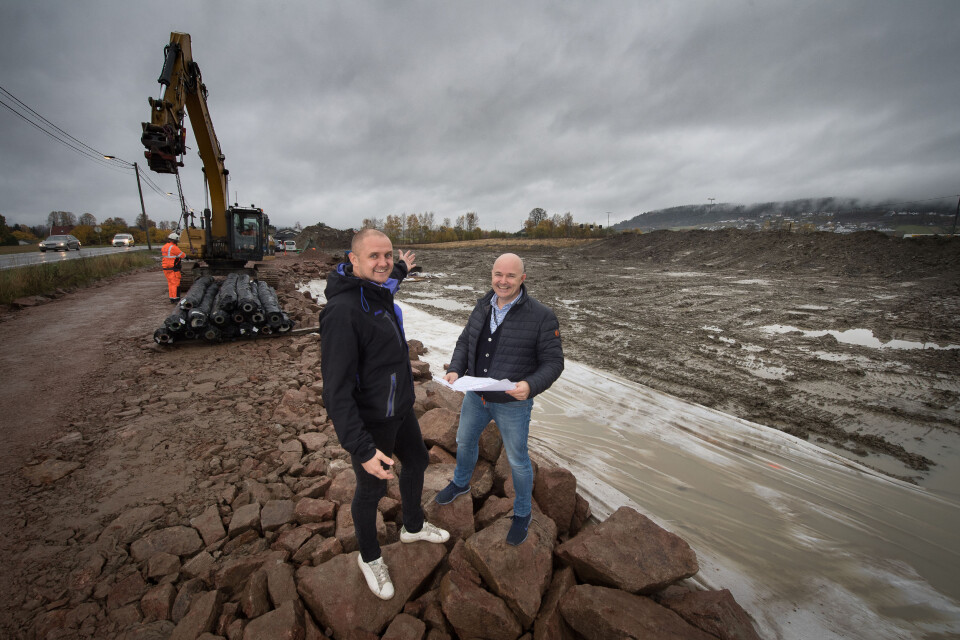 BYGGESTART: Her, på den 13 mål store tomten like ved E18 og den tidligere bomstasjonen i Lier, er byggingen av Kjellstad Næringspark nå i full gang. Utbyggerne Marius Vilhelmshaugen(t.v.) i Holtefjell Eiendom(t.v.) og Hakon Lærum i Kontorhuset kan blant annet tilby leietakerne en helt unik kontorhotell-løsning. Foto: Torbjørn Tandberg