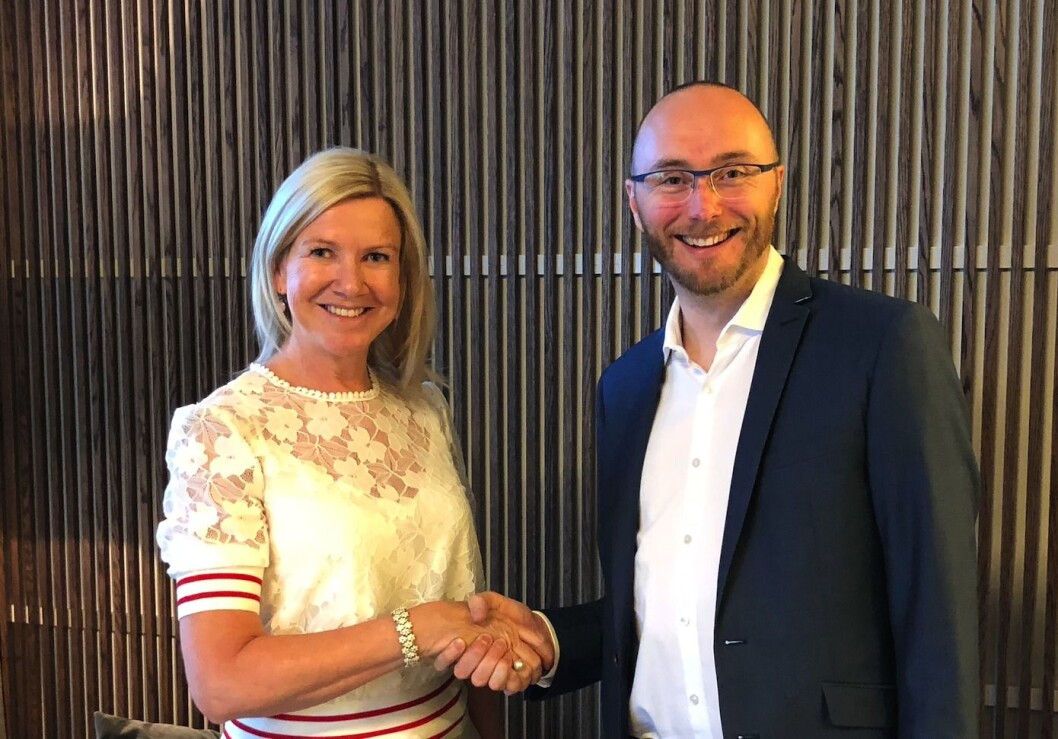 Morten Olaisen i NE meet AS gratulerer Selvaag Eiendoms Cecilie Martinsen med å ha best merkevare i eiendomsbransjen. Morten Olaisen i NE meet AS gratulerer Selvaag Eiendoms Cecilie Martinsen med å ha best merkevare i eiendomsbransjen.