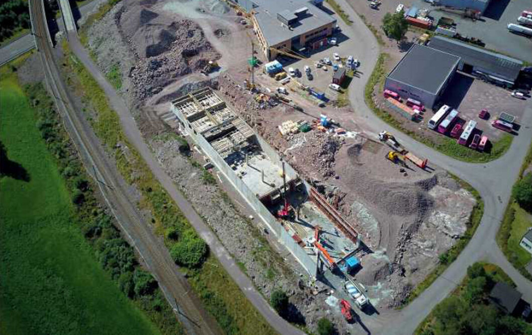 TAR TAK: SOL-Energi AS installerer over 800 solcellepaneler på taket av det nye næringsbygget til Kolberg Caspary Lautom (KCL) på Skoppum utenfor Horten. TAR TAK: SOL-Energi AS installerer over 800 solcellepaneler på taket av det nye næringsbygget til Kolberg Caspary Lautom (KCL) på Skoppum utenfor Horten.