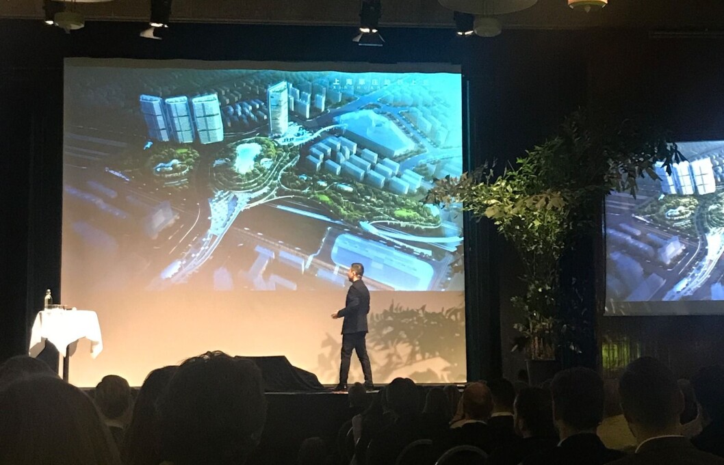 Hongqi Guo, gründeren bak kinesiske, Yitong Design, sjokkerte og fascinerte eiendomsbransjen da 400 var samlet i Samfunnssalen, under PropTech Summit. Hongqi Guo, gründeren bak kinesiske, Yitong Design, sjokkerte og fascinerte eiendomsbransjen da 400 var samlet i Samfunnssalen, under PropTech Summit.