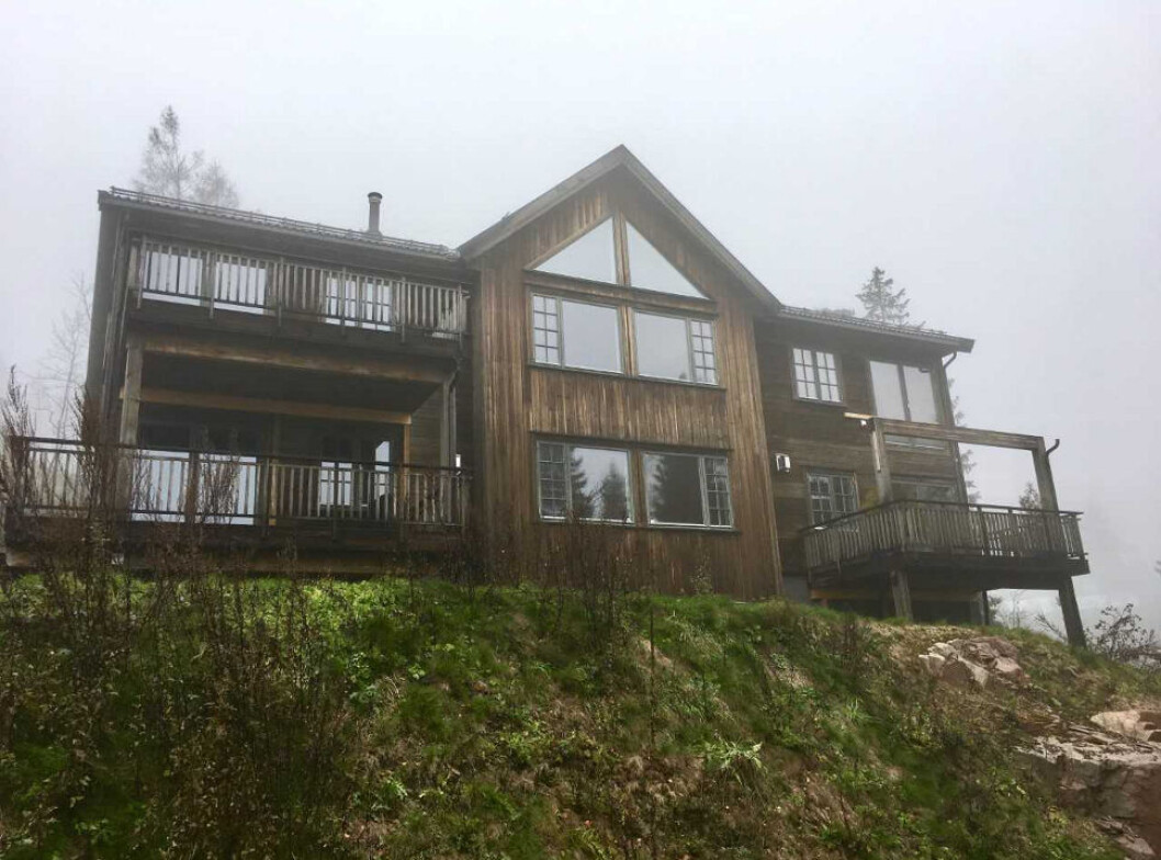 TUNGE SKYER: Dette nyoppførte huset er ikke forsvarlig å bo i, mener Oslo kommune. Nå er selger dømt til å betale erstatning til kjøper. Opprinnelig hadde boligen en terrasse til høyre, men den ramlet ned. TUNGE SKYER: Dette nyoppførte huset er ikke forsvarlig å bo i, mener Oslo kommune. Nå er selger dømt til å betale erstatning til kjøper. Opprinnelig hadde boligen en terrasse til høyre, men den ramlet ned.