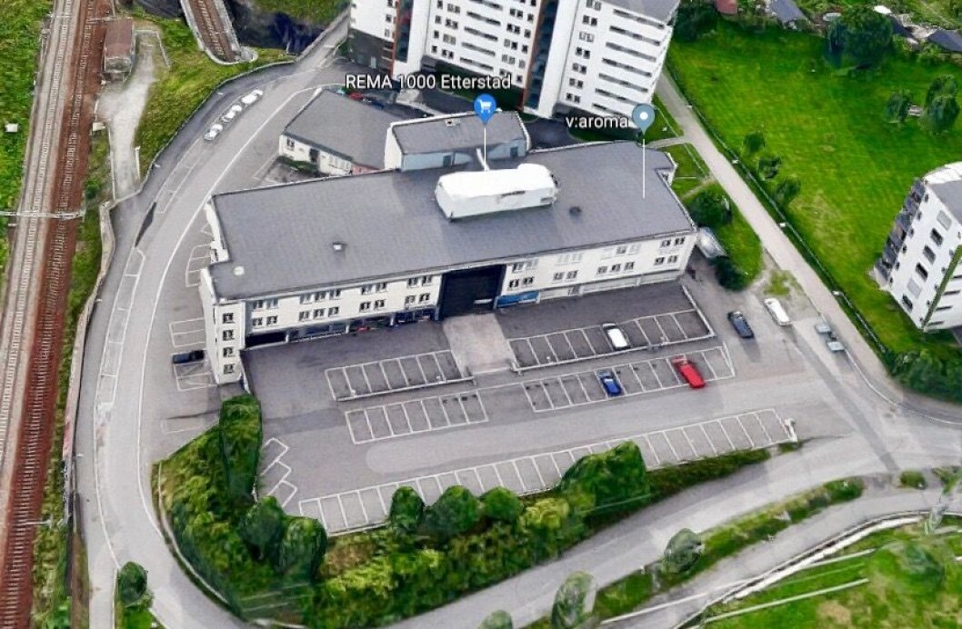 Eiendommen består i dag av kontor og lager, samt en Rema 1000-butikk. Foto: Google Eiendommen består i dag av kontor og lager, samt en Rema 1000-butikk. Foto: Google