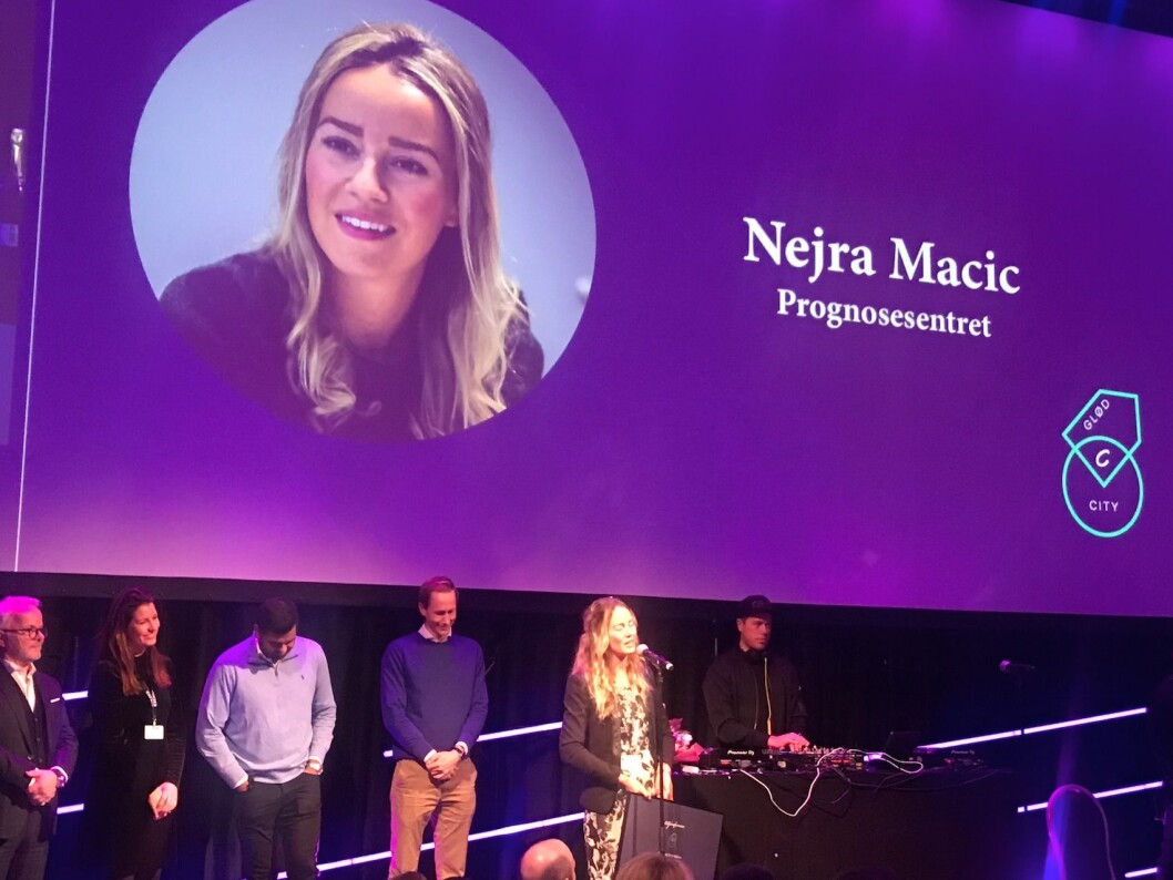 CITYGLØD: Nejra Macic mottar prisen under middagen på Citykonferansen. CITYGLØD: Nejra Macic mottar prisen under middagen på Citykonferansen.
