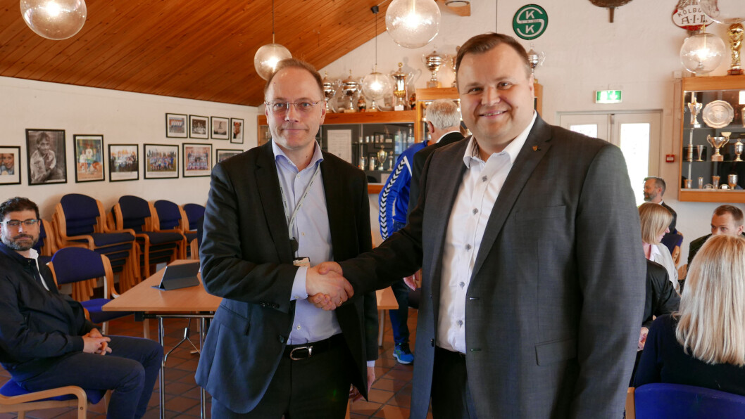 KONTRAKT: Oppegård kommune valgte nylig Skanska til å bygge sin nye ungdomsskole, her ved konserndirektør for byggvirksomheten i Skanska, Tor Arne Midtskogen og ordfører Thomas Sjøvold. Foto: Jan Walbeck/Oppegård kommune KONTRAKT: Oppegård kommune valgte nylig Skanska til å bygge sin nye ungdomsskole, her ved konserndirektør for byggvirksomheten i Skanska, Tor Arne Midtskogen og ordfører Thomas Sjøvold. Foto: Jan Walbeck/Oppegård kommune