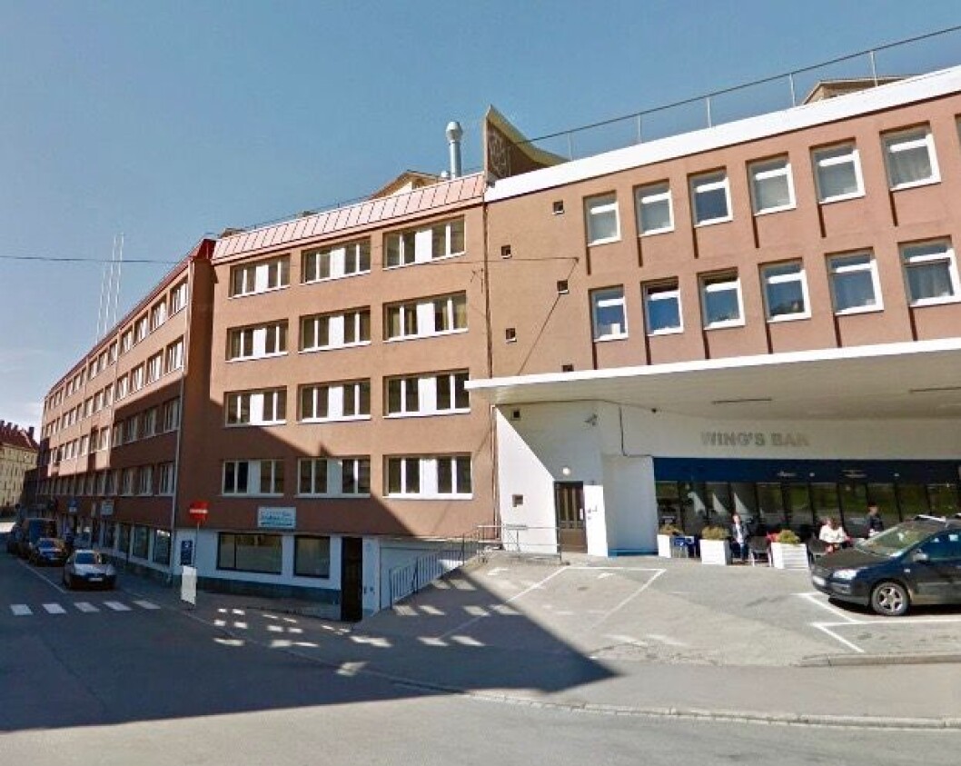 5 ETASJER: Den eksisterende bebyggelsen er på fem etasjer, og er lavere en naboeiendommen Rosenhoff fabrikker. Foto: Google 5 ETASJER: Den eksisterende bebyggelsen er på fem etasjer, og er lavere en naboeiendommen Rosenhoff fabrikker. Foto: Google