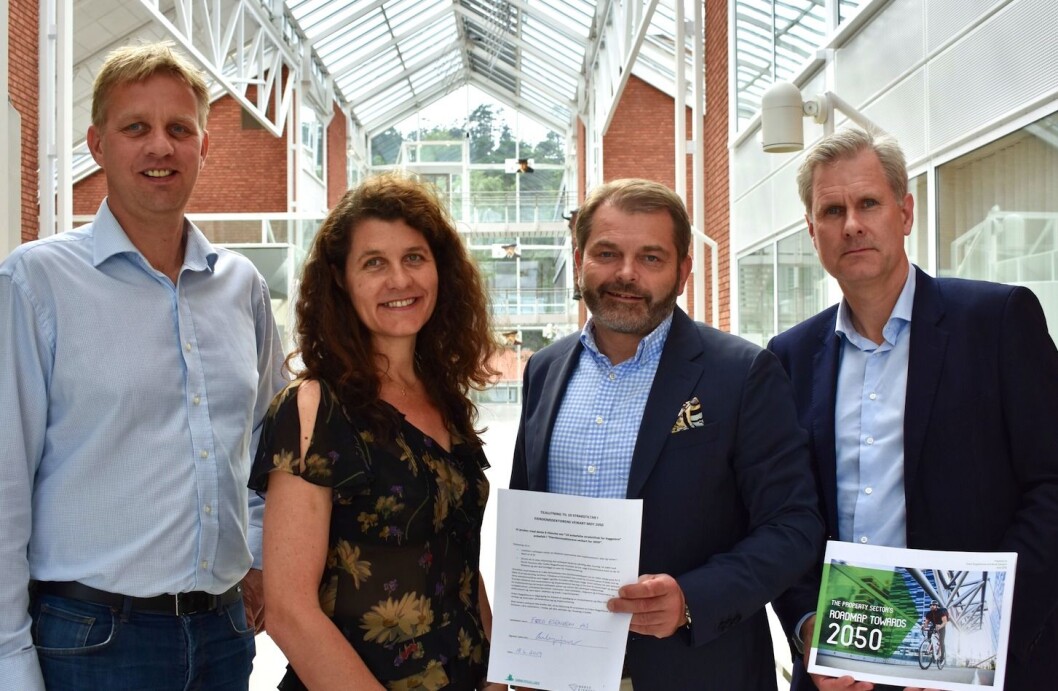 MILJØ: Ferd Eiendom signerer ti strakstiltak for eiendomsselskap. F.v: Eiendomssjef Jarle Mork, daglig leder i Grønn Byggallianse Katharina Bramslev, direktør i Ferd Eiendom Carl Brynjulfsen og utviklingsdirektør Knut M. Tolo. MILJØ: Ferd Eiendom signerer ti strakstiltak for eiendomsselskap. F.v: Eiendomssjef Jarle Mork, daglig leder i Grønn Byggallianse Katharina Bramslev, direktør i Ferd Eiendom Carl Brynjulfsen og utviklingsdirektør Knut M. Tolo.