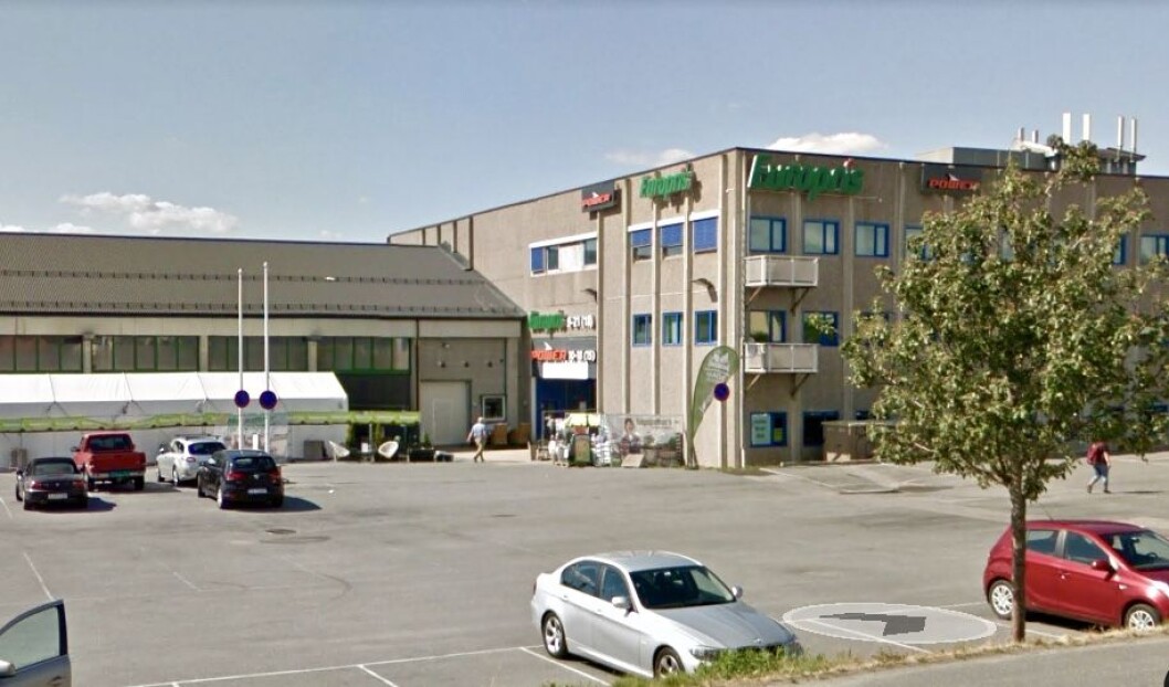 SELGES: Årnes utvikles raskt. Nå selger en av aktørene store næringslokaler og sin andel av ei boligtomt. Foto: Google SELGES: Årnes utvikles raskt. Nå selger en av aktørene store næringslokaler og sin andel av ei boligtomt. Foto: Google