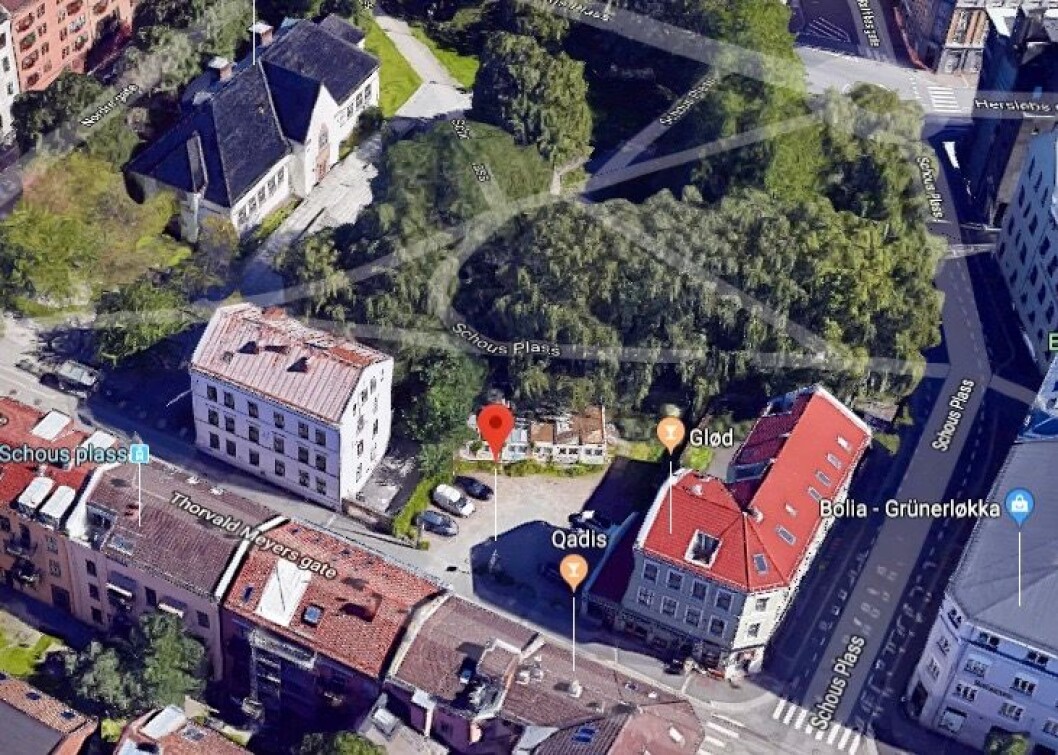 PARKERING: I dag er det parkeringsplasser på tomten. Foto: Google Street View PARKERING: I dag er det parkeringsplasser på tomten. Foto: Google Street View