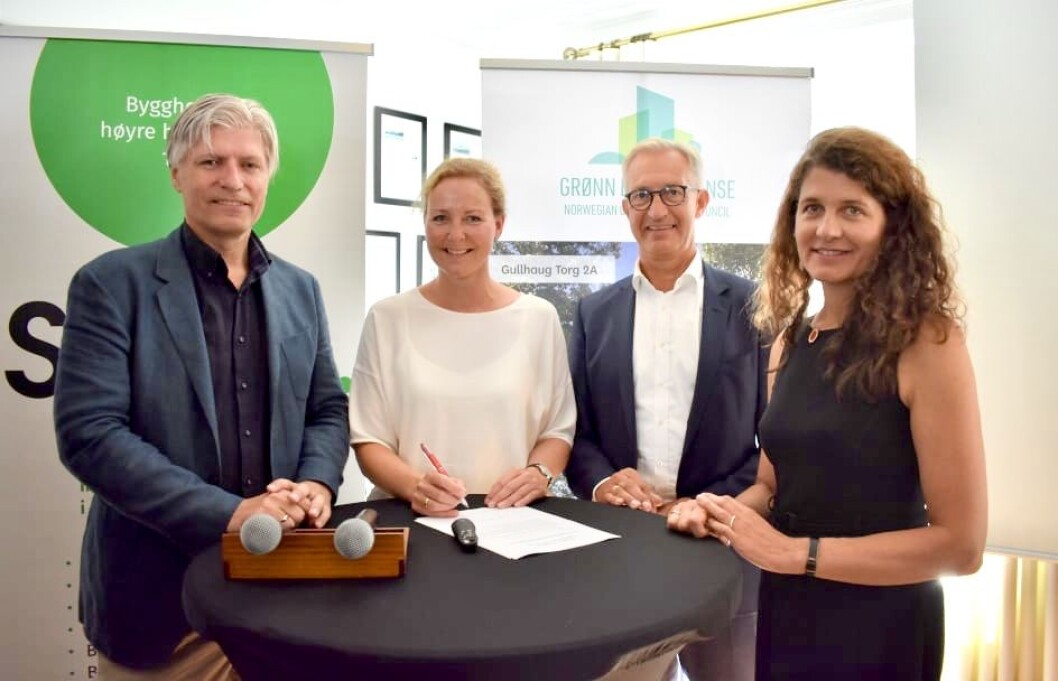 J.B. Ugland Eiendom har forpliktet seg til å bygge grønt i fremtiden. Her fra en debatt om om bokvalitet. F.v. Ola Elvestuen, Jill Akselsen (J.B. Ugland Eiendom) Thor Olaf Askjer (Norsk Eiendom) og Katharina Bramslev (Grønn Byggallianse). J.B. Ugland Eiendom har forpliktet seg til å bygge grønt i fremtiden. Her fra en debatt om om bokvalitet. F.v. Ola Elvestuen, Jill Akselsen (J.B. Ugland Eiendom) Thor Olaf Askjer (Norsk Eiendom) og Katharina Bramslev (Grønn Byggallianse).