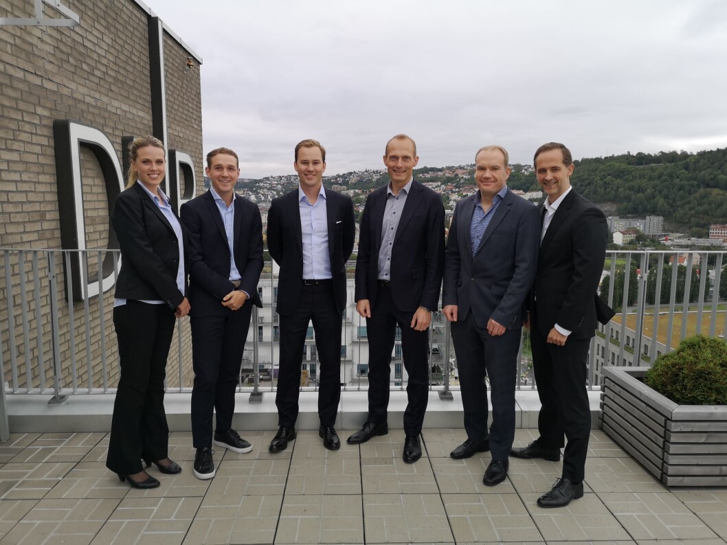 FULLTALLIG: Transaksjonsdesken i DNB Næringsmegling. F.v.: Anne Elisabeth Næstvold, Niklas Gustafsson, Frikk Hoven, Hans-Christian Birkedal, Gunnar Selbyg og Geir Gjerde. FULLTALLIG: Transaksjonsdesken i DNB Næringsmegling. F.v.: Anne Elisabeth Næstvold, Niklas Gustafsson, Frikk Hoven, Hans-Christian Birkedal, Gunnar Selbyg og Geir Gjerde.