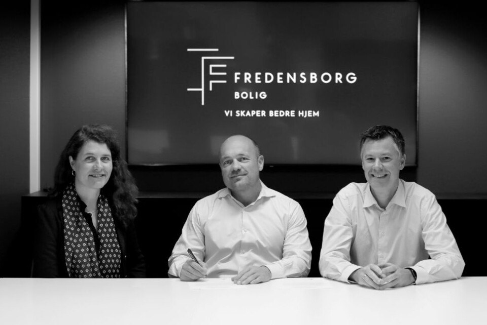SIGNERER STRAKSTILTAK: F.v. Katharina Th. Bramslev i Grønn Byggallianse og Tollef Svenkerud og Magnus Aune Hvam i Fredensborg Bolig. SIGNERER STRAKSTILTAK: F.v. Katharina Th. Bramslev i Grønn Byggallianse og Tollef Svenkerud og Magnus Aune Hvam i Fredensborg Bolig.