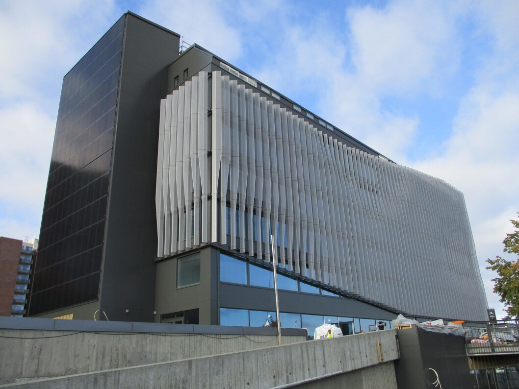 REHABILITERT: MAX-bygget er kledd med både solcellepaneler og stående, perforerte aluminiumslameller, som tar unna det aller meste av solinnslipp. Foto: Norconsult REHABILITERT: MAX-bygget er kledd med både solcellepaneler og stående, perforerte aluminiumslameller, som tar unna det aller meste av solinnslipp. Foto: Norconsult