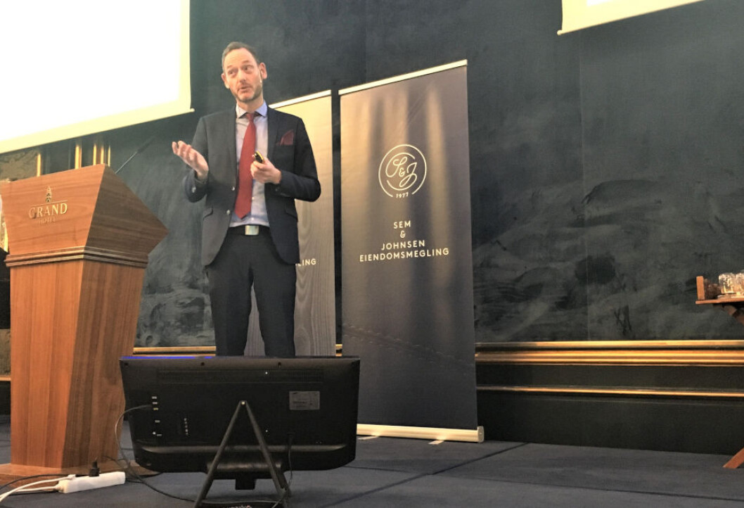 SER MØRKE SKYER: Sjeføkonom Terje Strøm er sikker på at rentene skal ned i Norge. SER MØRKE SKYER: Sjeføkonom Terje Strøm er sikker på at rentene skal ned i Norge.