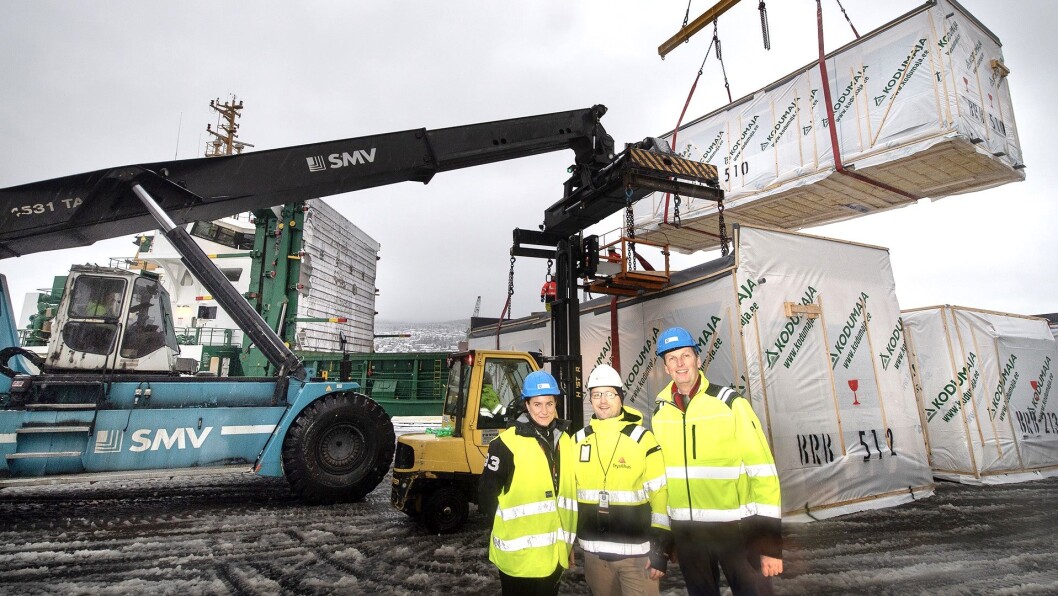 MED BÅT: Eli Therese Strindeberg fra Trysilhus, assisterende havnedirektør Ivar Vannebo og Trysilhus’ prosjektleder Terje Jansson Nyrud er strålende fornøyd med måten å frakte hus på. Foto: Torbjørn Tandberg MED BÅT: Eli Therese Strindeberg fra Trysilhus, assisterende havnedirektør Ivar Vannebo og Trysilhus’ prosjektleder Terje Jansson Nyrud er strålende fornøyd med måten å frakte hus på. Foto: Torbjørn Tandberg