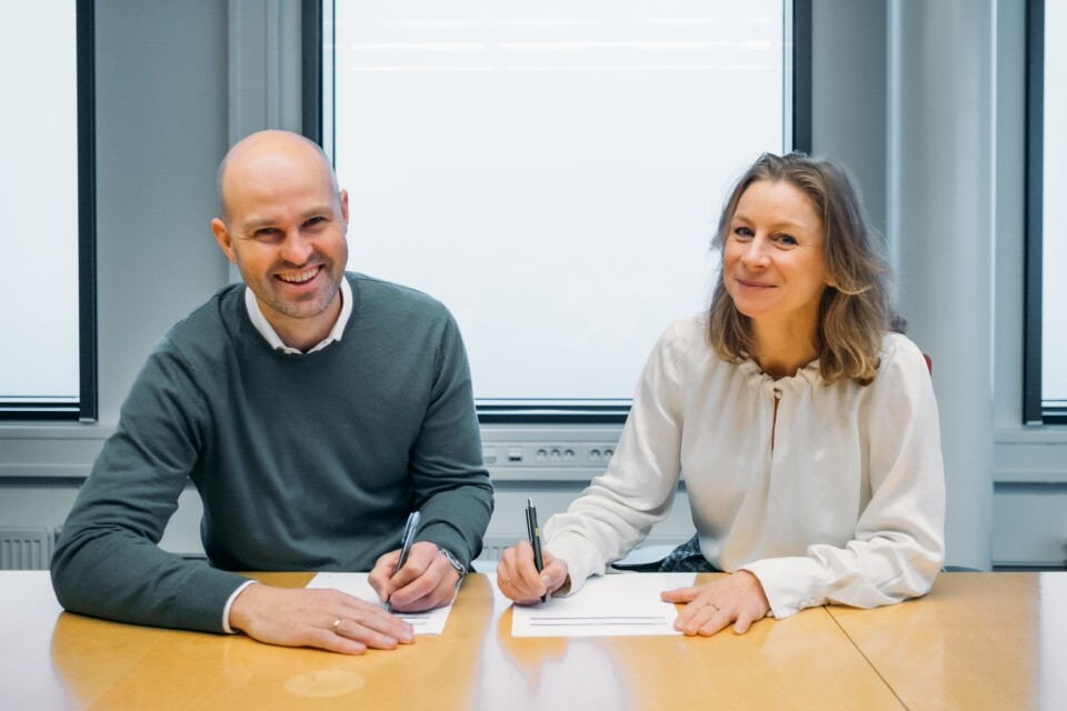 AVTALE: Styreleder Anders Kvåle og konserndirektør Ida Aall Gram signerer avtalen om langsiktig samarbeid.