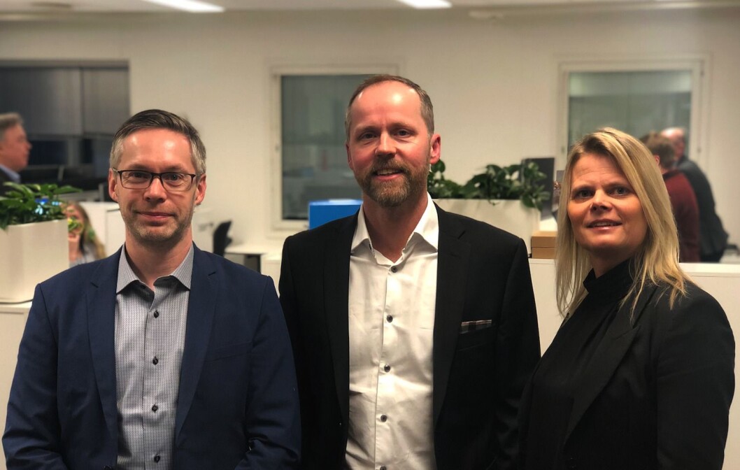 Prosjektdirektør Sigbjørn Fondenes (t.v.) og prosjektsjef Kristin Solerød Tronaas (t.h.) med administrerende direktør i Veidekke Eiendom Norge, Pål Aglen, i midten. Prosjektdirektør Sigbjørn Fondenes (t.v.) og prosjektsjef Kristin Solerød Tronaas (t.h.) med administrerende direktør i Veidekke Eiendom Norge, Pål Aglen, i midten.