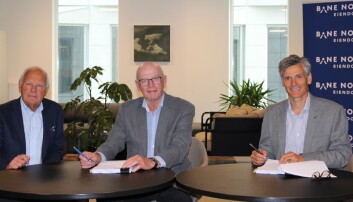 Styremedlem Paul Eirik Lødøen i Drammen Kommune Eiendomsutvikling AS, styreleder Steinar Manengen i Drammen Kommune Eiendomsutvikling AS og adm. direktør Jon-Erik Lunøe i Bane NOR Eiendom AS signerer samarbeidsavtalen Styremedlem Paul Eirik Lødøen i Drammen Kommune Eiendomsutvikling AS, styreleder Steinar Manengen i Drammen Kommune Eiendomsutvikling AS og adm. direktør Jon-Erik Lunøe i Bane NOR Eiendom AS signerer samarbeidsavtalen
