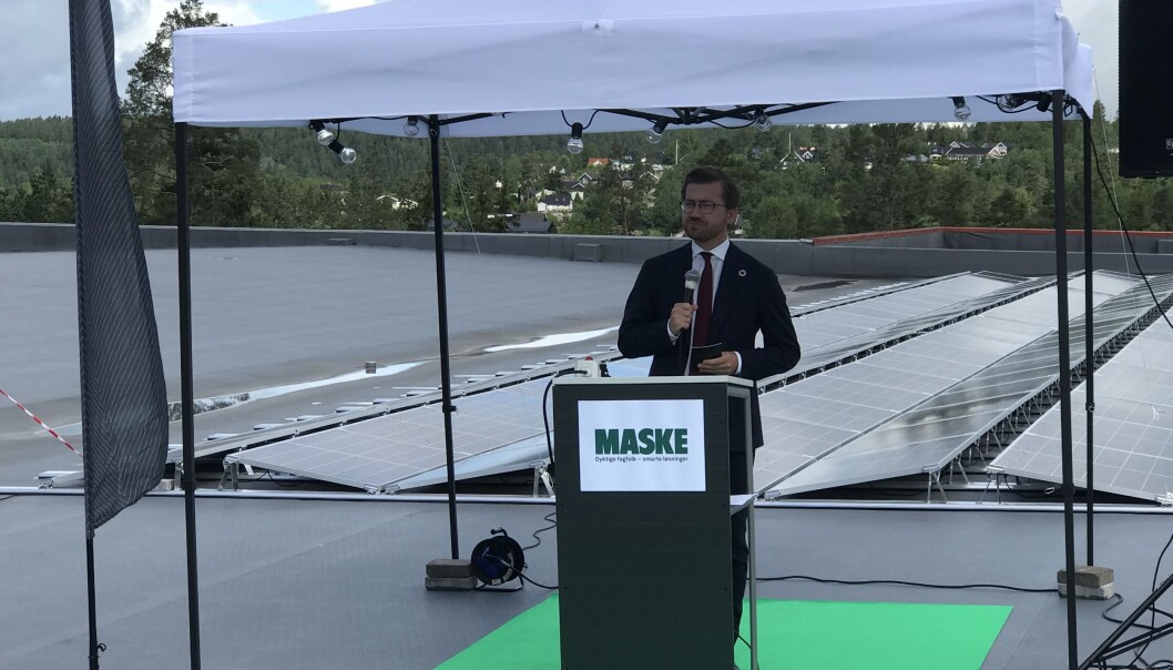 ÅPNING: Klima- og energiminister Sveinung Rotevatn åpnet solcelleanlegget til Møller Eiendom og MaskeGruppens lagerbygg. ÅPNING: Klima- og energiminister Sveinung Rotevatn åpnet solcelleanlegget til Møller Eiendom og MaskeGruppens lagerbygg.