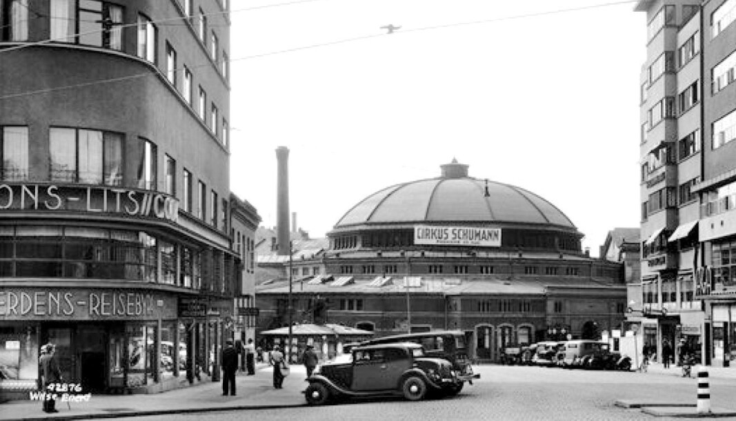 ANNO 1935: Cirkus verdensteater lå midt i dagens Olav Vs gate. Hotel Continental til venstre. ANNO 1935: Cirkus verdensteater lå midt i dagens Olav Vs gate. Hotel Continental til venstre.