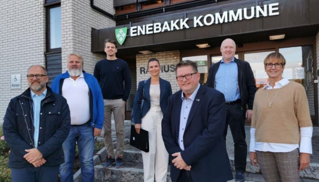 TOMTEDEAL: Fra Venstre: Styreformann Peder Nærbø i Bulk Infrastructure, Lasse Jørgensen fra Mr Pukk AS, Daniel Walter (Mr Pukk AS), Nina Bull (Bulk Infrastructure), Ordfører i Enebakk Hans Kristian Solberg (SP), Torbjørn Moe (Bulk Infrastructure) og Rådmann i Enebakk, Kjersti Øiseth. TOMTEDEAL: Fra Venstre: Styreformann Peder Nærbø i Bulk Infrastructure, Lasse Jørgensen fra Mr Pukk AS, Daniel Walter (Mr Pukk AS), Nina Bull (Bulk Infrastructure), Ordfører i Enebakk Hans Kristian Solberg (SP), Torbjørn Moe (Bulk Infrastructure) og Rådmann i Enebakk, Kjersti Øiseth.