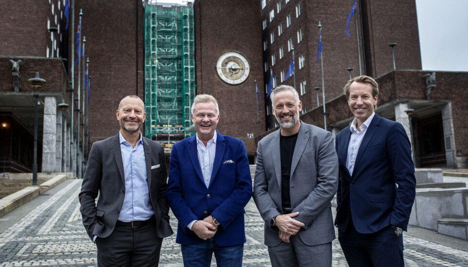SIGNERER AVTALE: Peter Fellman, direktør for Di-gruppen tv., Trond Valle fra Estate Media, Peter Lingmerth, sjef for Fastighetsnytt og Anders Eriksson fra Bonnier News. SIGNERER AVTALE: Peter Fellman, direktør for Di-gruppen tv., Trond Valle fra Estate Media, Peter Lingmerth, sjef for Fastighetsnytt og Anders Eriksson fra Bonnier News.