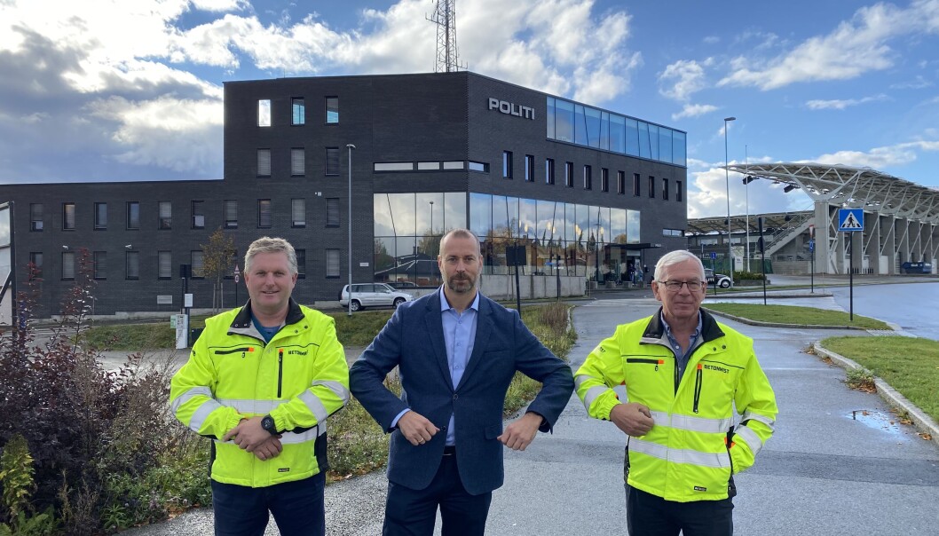 FORNØYD: Dag Stenersen, avdelingsleder, Betonmast Innlandet (venstre), Stig Ø. Kvarsnes, prosjektleder, Conceptor Bolig AS og Nils Raymond Laeskogen, daglig leder, Betonmast Innlandet (til høyre). FORNØYD: Dag Stenersen, avdelingsleder, Betonmast Innlandet (venstre), Stig Ø. Kvarsnes, prosjektleder, Conceptor Bolig AS og Nils Raymond Laeskogen, daglig leder, Betonmast Innlandet (til høyre).
