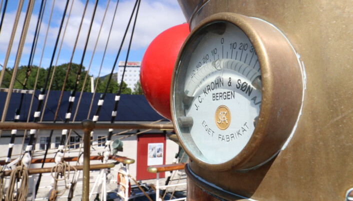 Statsraad Lehmkuhl er Norges største seilskip. Fjordkraft har levert solceller på taket til driftsbygningen på kaien. Statsraad Lehmkuhl er Norges største seilskip. Fjordkraft har levert solceller på taket til driftsbygningen på kaien.