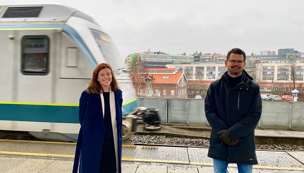 TAR TOGET TIL LYSAKER: Ingeborg Tveit og Christian Geelmuyden. TAR TOGET TIL LYSAKER: Ingeborg Tveit og Christian Geelmuyden.
