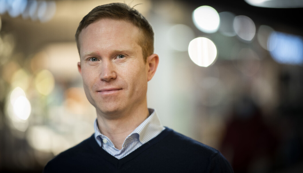 RYKKER OPP: Alexander Bromnes. RYKKER OPP: Alexander Bromnes.