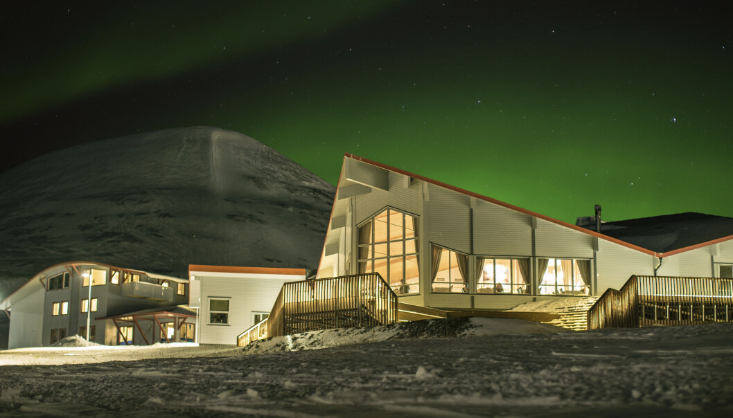 SELGER: Hurtigruten Svalbard skal fortsatt drive hotellene, restaurantene og butikkene i Longyearbyen selv om de selger bygningsmassen. SELGER: Hurtigruten Svalbard skal fortsatt drive hotellene, restaurantene og butikkene i Longyearbyen selv om de selger bygningsmassen.