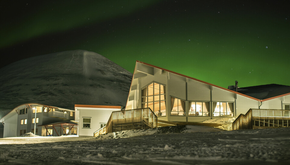 SELGER: Hurtigruten Svalbard skal fortsatt drive hotellene, restaurantene og butikkene i Longyearbyen selv om de selger bygningsmassen.