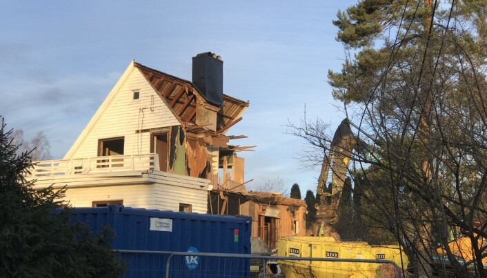 Rivingen av den gamle boligen fant sted i februar i fjor. Rivingen av den gamle boligen fant sted i februar i fjor.