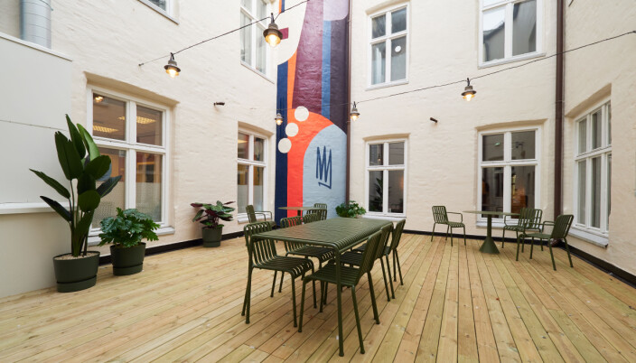 Bakgården er perfekt for utelunsj eller uformelle møter. Bakgården er perfekt for utelunsj eller uformelle møter.