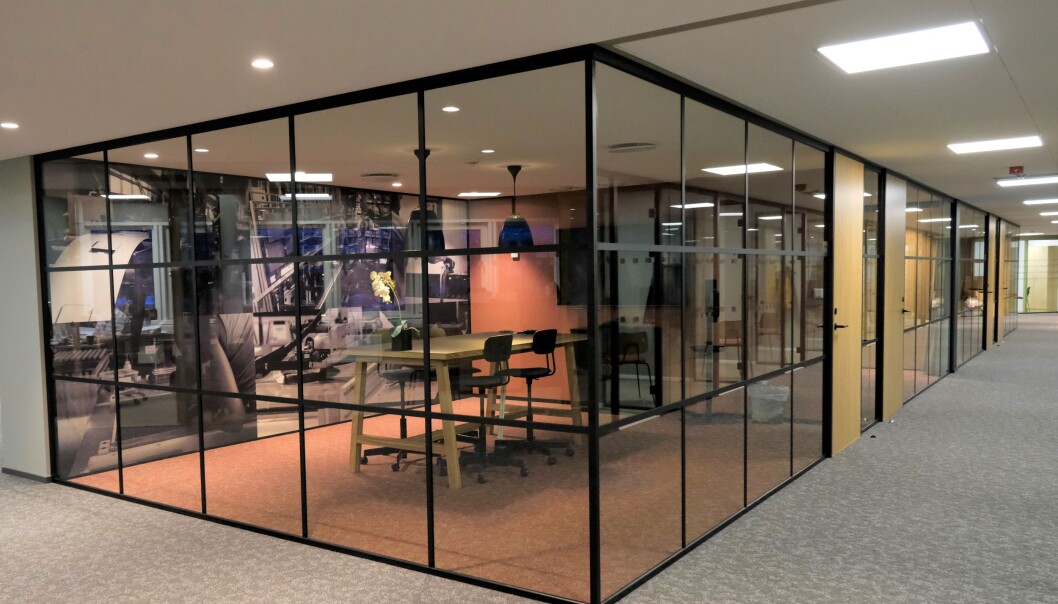 New York Style glassvegger på alle møterom, veggabsorbenter på bakveggene med påtrykte bilder av ansatte i produksjonslinjen til Modulvegger. New York Style glassvegger på alle møterom, veggabsorbenter på bakveggene med påtrykte bilder av ansatte i produksjonslinjen til Modulvegger.