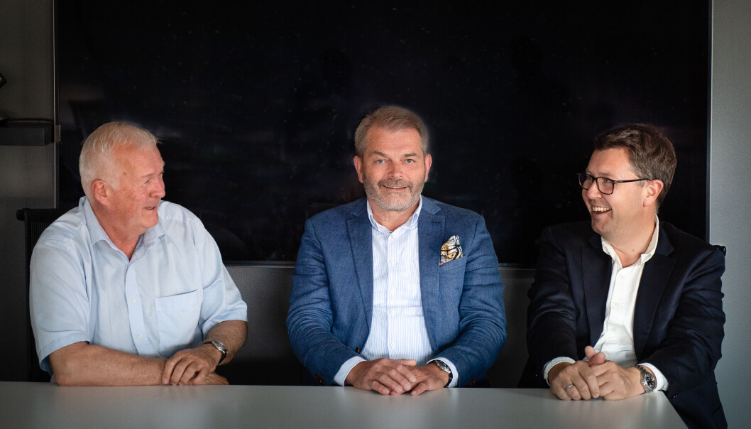 HENTER EIENDOMSTOPP: Styreleder Per Christian Voss (tv) er fornøyd med å ha ansatt Carl Brynjulfsen (i midten) som administrerende direktør i Vestaksen Eiendom. Sindre Juel Berg går nå tilbake til stillingen som CFO etter å ha vært konstituert administrerende direktør. (Foto: Torbjørn Tandberg) HENTER EIENDOMSTOPP: Styreleder Per Christian Voss (tv) er fornøyd med å ha ansatt Carl Brynjulfsen (i midten) som administrerende direktør i Vestaksen Eiendom. Sindre Juel Berg går nå tilbake til stillingen som CFO etter å ha vært konstituert administrerende direktør. (Foto: Torbjørn Tandberg)