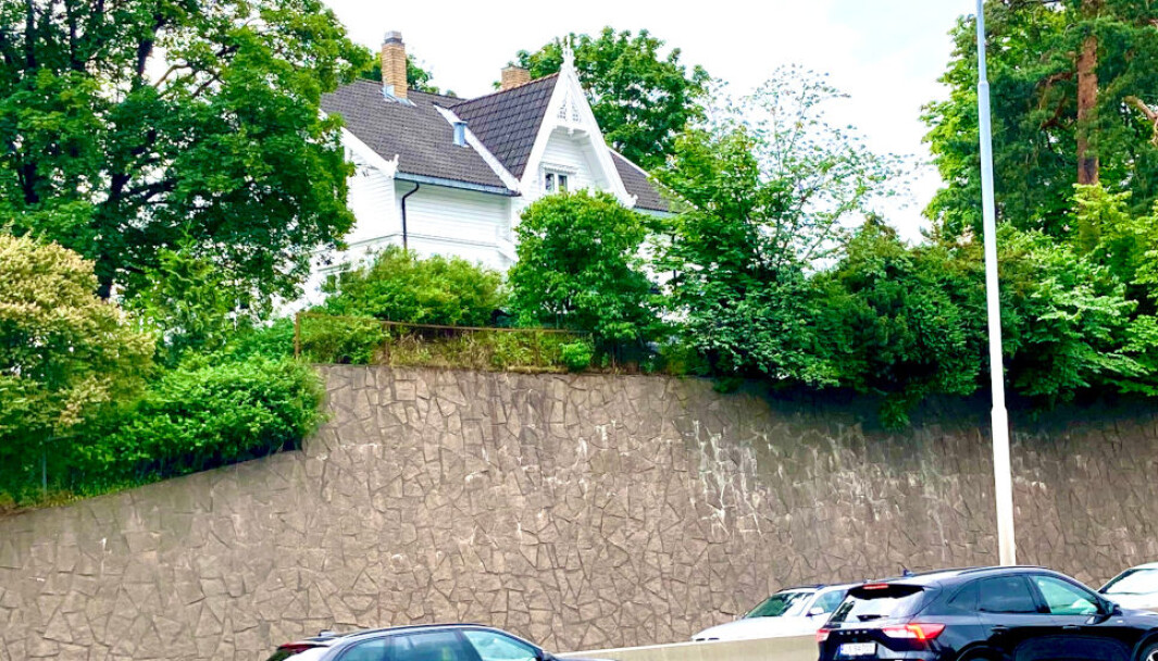UNDER PRESS: Eieren av denne boligen er ikke fornøyd med erstatningen som er tilbudt i forbindelse med riving av huset til fordel for E 18-utbyggingen, og har nektet å gi fra seg eiendommen. Nå har Borgarting lagmannsrett justert opp erstatningsbeløpet. UNDER PRESS: Eieren av denne boligen er ikke fornøyd med erstatningen som er tilbudt i forbindelse med riving av huset til fordel for E 18-utbyggingen, og har nektet å gi fra seg eiendommen. Nå har Borgarting lagmannsrett justert opp erstatningsbeløpet.
