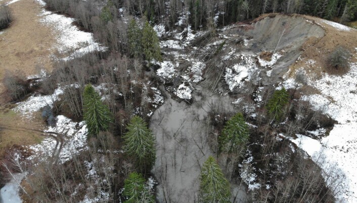 RAS: Jordskorpa på Romerike inneholder mye kvikkleire. Få dager før tragedien i Ask evakuerte nabokommunen ni hus etter dette raset. Foto: Nannestad kommune RAS: Jordskorpa på Romerike inneholder mye kvikkleire. Få dager før tragedien i Ask evakuerte nabokommunen ni hus etter dette raset. Foto: Nannestad kommune