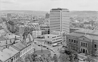REVET: Her bygges Indekshuset mens deler av den gamle bebyggelsen fortsatt står. REVET: Her bygges Indekshuset mens deler av den gamle bebyggelsen fortsatt står.